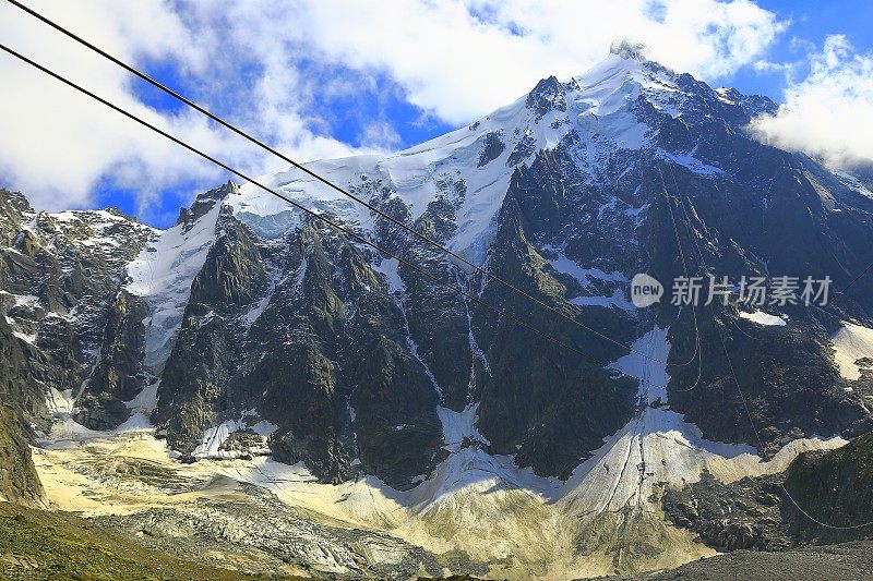 在夏蒙尼勃朗峰上的Aiguille du Midi钢缆车